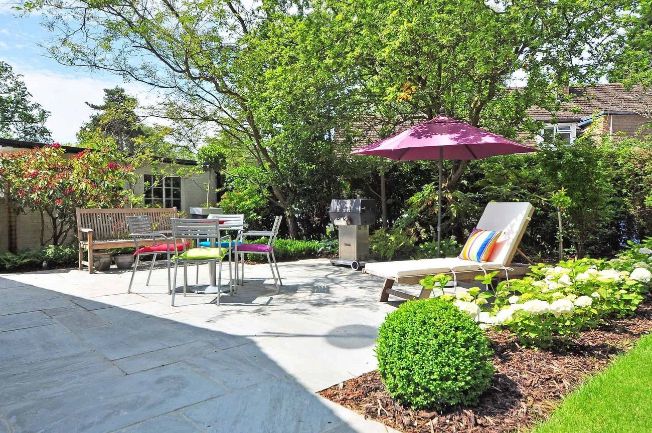 Maintained garden beds and clipped hedges